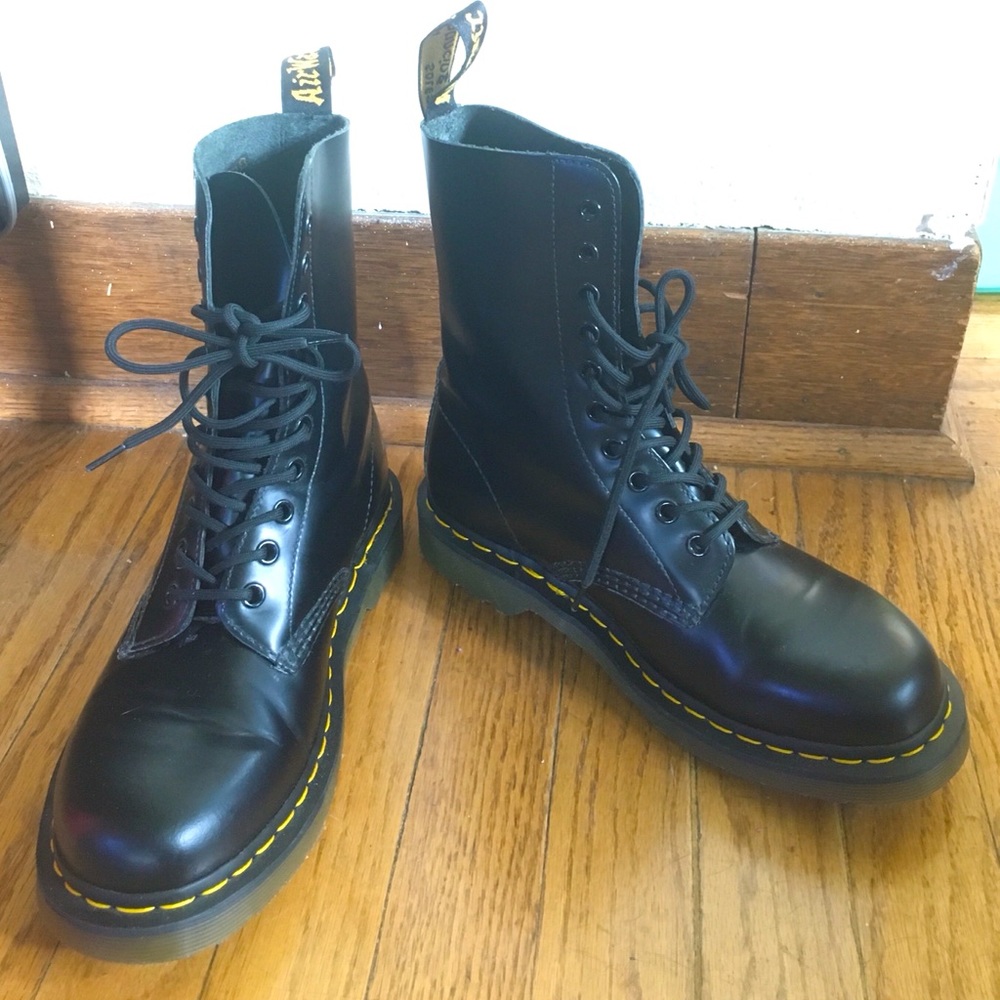 Dr Martens Black Boots Size 9 Women - barely worn!
